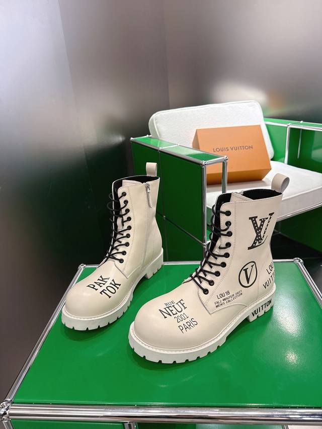 K021 Louis Vuitton 涂鸦系列情侣装侧拉链系带厚底 本款涂鸦铆钉承载军旅灵感和的旅行传承，为舒软牛皮革鞋面点缀金属链条和Monogram帆布制成