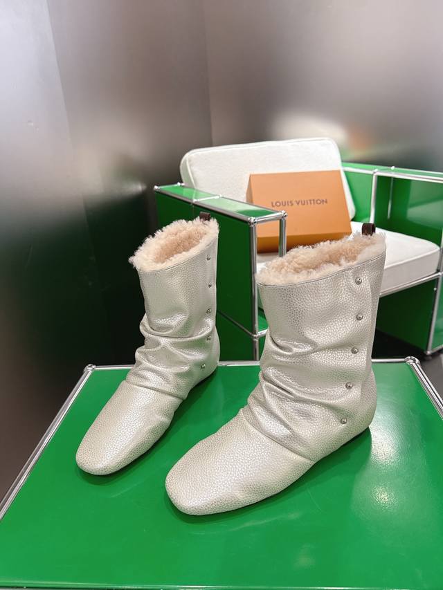 K021 Louis Vuitton秋冬最新走秀款 堆堆靴 超多明星时尚博主种草 秀场出镜率最高的单品 当下最流行的型体隔板设计 结合时下最火的皮料 打造中性休