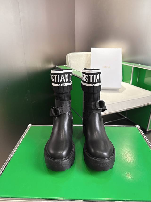 K020 秋冬新款经典系带短靴及踝靴 各大奢侈品牌今年都开始玩起了复古风也是潮流风向标主要体现现代女性的都市摩登风利落 飒爽 干练新风貌整双靴子采用的是特殊工艺