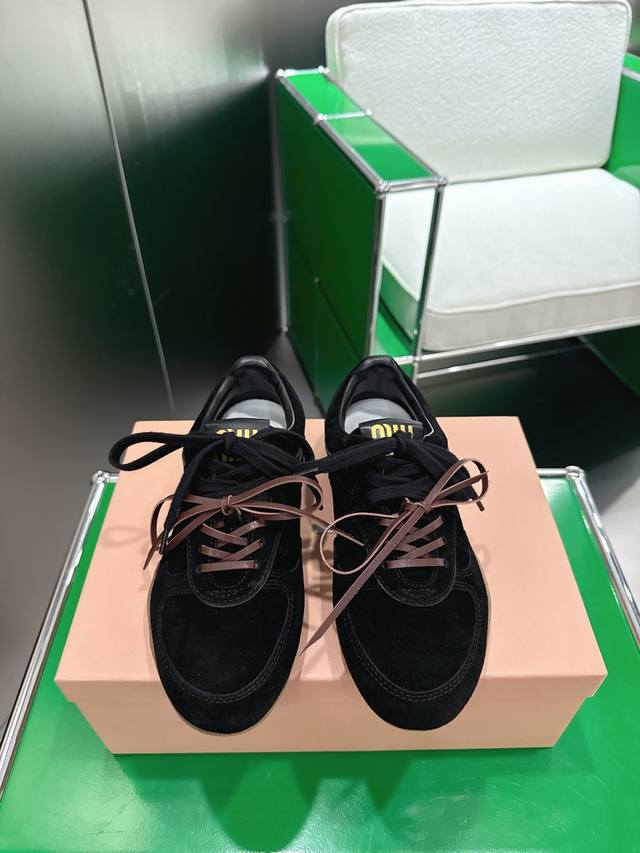 K018Miu Miu 缪缪 新款德训鞋 颜值担当火爆款不得不入的一款 简约高级 随意搭配上脚非常舒适，年度必入款！ 最新走秀款运动小白鞋国内外博主刷爆的一款，