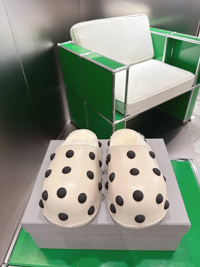 K002 Balenciaga 巴黎世家阿童木款厚底毛毛拖 时装博主与欧美明星大爱款 冬季必备款 时尚却不过分张扬鞋面磨砂皮 内里真毛特别的蓬松柔软、亲肤脚感特