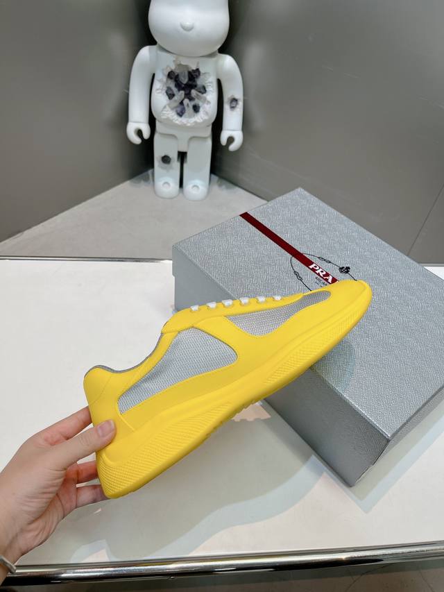 工厂p价 普拉达 Bike织物运 极具prada风格的America’Scup运动鞋经过重新设计，全新面料和颜色为它注入新的当代精神 码数 36-46