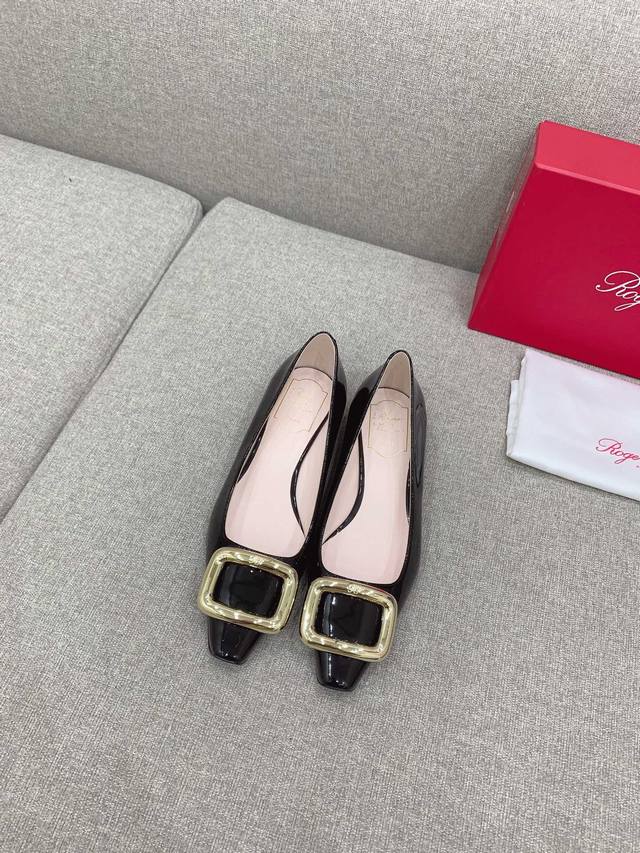 出厂价p Roger Vivie*新款Choc系列方扣平底鞋 原版购入 顶级品质！ 鞋面原版牛漆皮 内里垫脚顶级混种羊皮 意大利真皮大底 码数35-39 40定