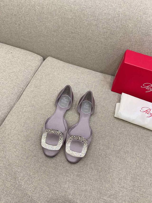 出厂价p Roger Vivie* 经典Chips中空平底鞋 标志性的方扣点缀 经典永不过时 顶级品质！ 进口真丝面料 原版开模钻扣 内里垫脚真爱 意大利真皮大