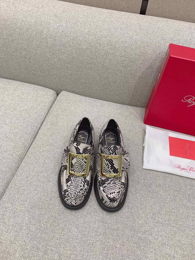 出厂价p Roger Vivie*新款方扣乐福鞋 中跟的设计 上脚舒适又轻巧 经典方扣装饰 百搭神器！ 鞋面进口超软牛漆皮 原版开模金属扣 内里及垫脚顶级混种羊