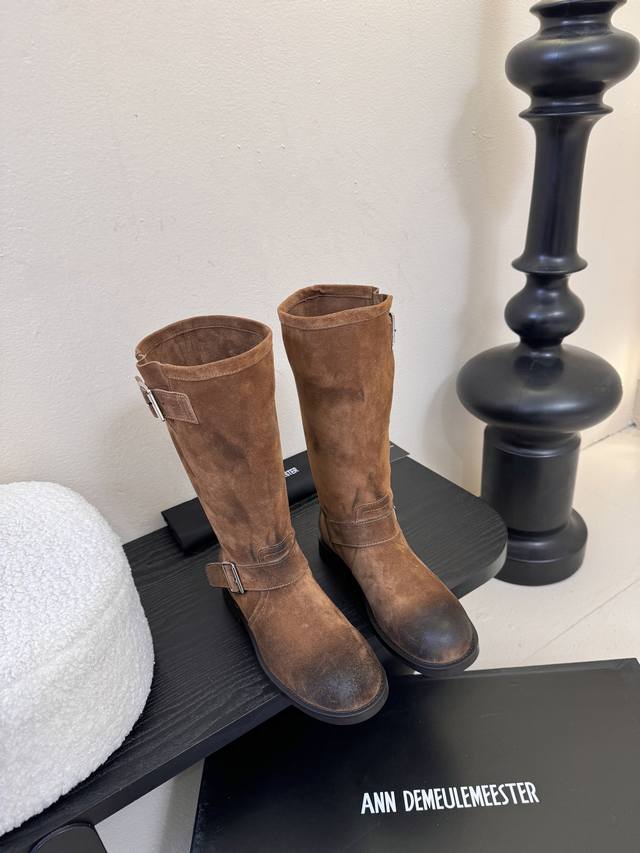 牛皮 牛京490 Annann Demeulemeester 饰扣袢可拆设计及膝靴 Demeulemeeste秋冬系列款骑士靴长靴鞋型硬朗气质，细节处理又非常秀