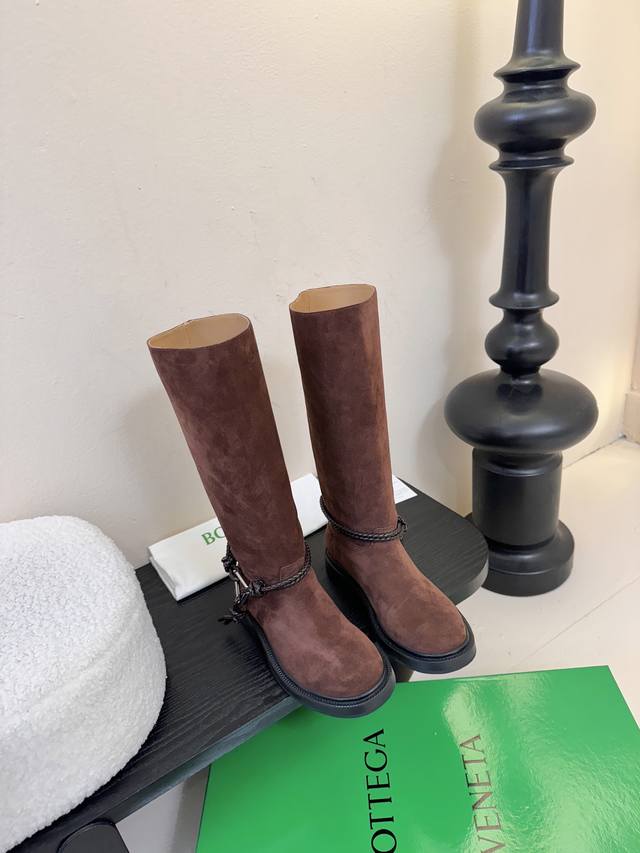 长靴 短靴430 Bottega Veneta Bv一脚蹬时尚 短靴 骑士靴 太酷了 一眼就爱上，这双绳结靴必须锁死 经典绳结编织缠绕靴身，搭配标志性三角金属扣