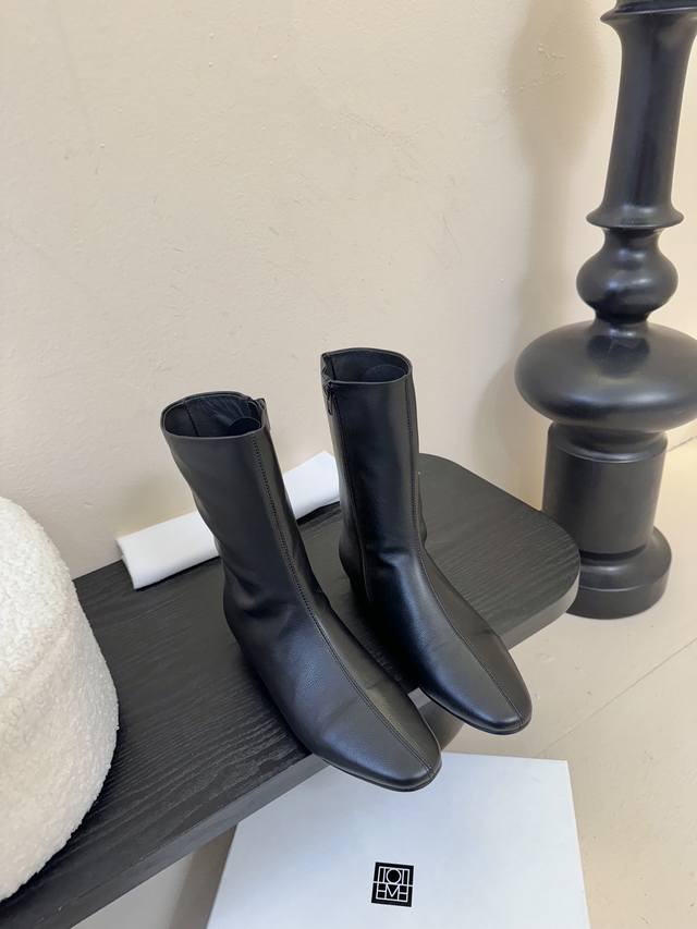Totem* 新品 几何感尖头短靴｜把“先锋时髦”穿在脚踝 利落尖头碰撞极简皮革 侧拉链设计酷感拉满 这双靴把小众高级感玩明白了 极简廓形适配各种风格 不管是搭