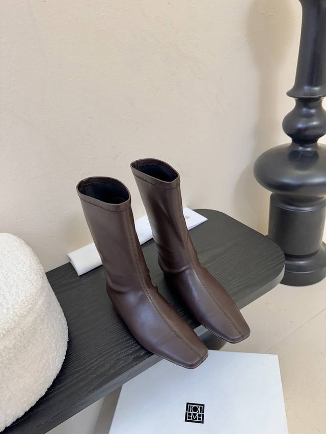 Totem* 新品 先锋感尖头短靴｜把“小众高级”焊在穿搭Dna里 极简皮革裁出凌厉尖头 利落廓形自带气场Buff 这双靴把先锋时尚玩到了极致 不管是配大衣的冷
