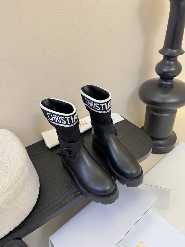 顶级品质 配高档飞机盒 2025秋冬新款Dior迪奥D-Major 中筒靴 爆火Cd字母电绣针织面料长筒骑士靴厚底袜子靴 这款D-Major 靴子醒目吸睛，彰显