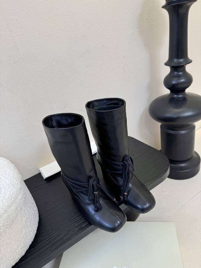 Unfolio 秋冬新品 Unfolio褶皱绑带靴｜把“暗黑高级感”焊在秋冬穿搭里 柔滑皮革揉出随性褶皱 绑带设计锁住小众腔调 木质粗跟踩出复古气场 这双靴把暗