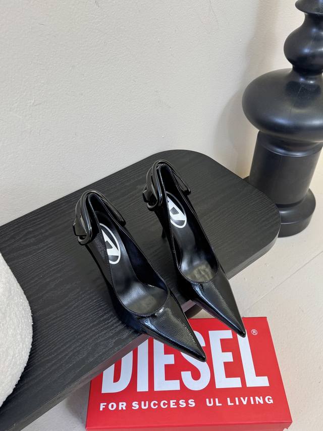 Diesel很难不爱，好看到让我移不开眼睛 时尚雷达疯狂预警Diesel这波高跟鞋直接把“高级性感”焊在脚上，谁穿谁封神啊姐妹们 未来科技感金属色立体五金，时尚