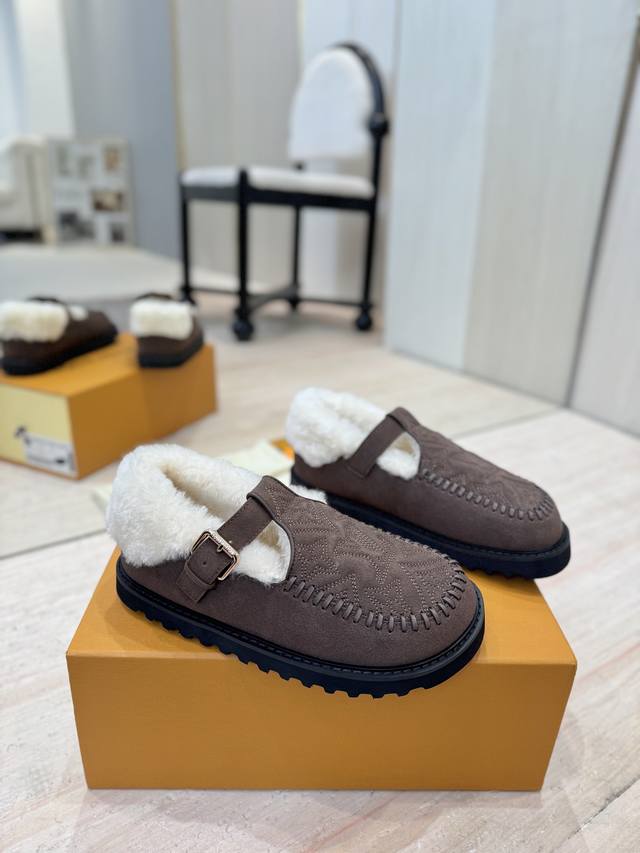 出厂价pp： 路易威登Lv Louis Vuott On Fw25 New Arrival～秋冬最新款毛毛拖鞋 这双毛拖也是好好看！皮质的就是非常高级呀！！搭配