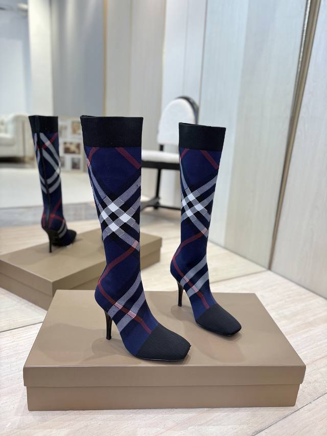 出厂价p 博柏利 独家 推出方头细跟格纹弹力针织袜长靴 Burberry博柏利英国奢侈品牌，典藏米色，原版1:1复制，贴身弹力针织式及膝靴，设计圆形靴头粗跟，装