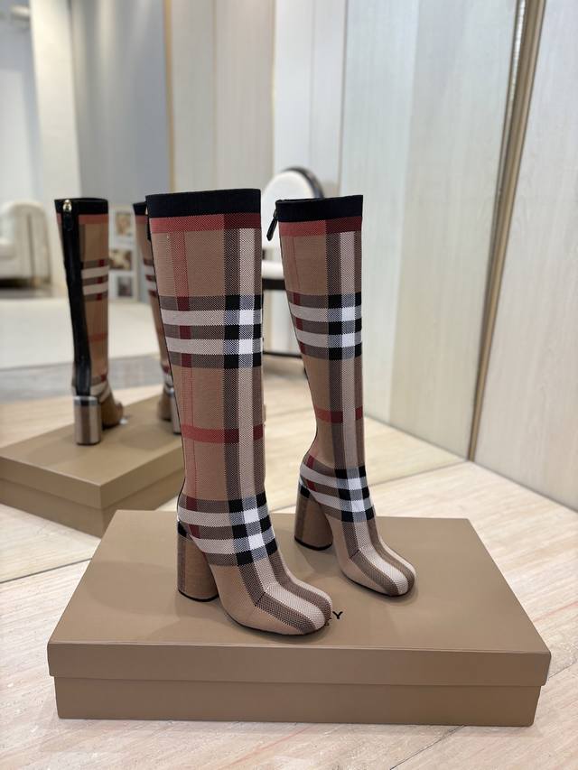 出厂价p 独家推出圆头粗跟格纹弹力针织袜长靴 Burberry博柏利英国奢侈品牌，典藏米色，原版1:1复制，贴身弹力针织式及膝靴，设计圆形靴头粗跟，装饰品牌标志