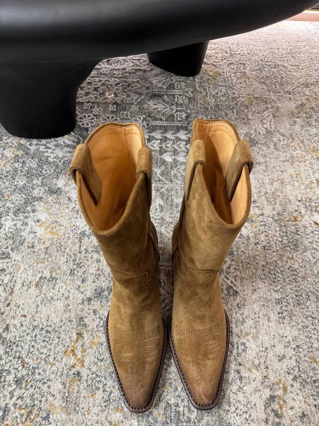 复古做旧短靴 ★面料： 牛反绒 内里：羊皮 鞋底：牛皮 优雅风格 创造不一样的感觉 跟高：5 Cm 简约气质款式！ 市场顶级 Show Bdetails ⊿：S