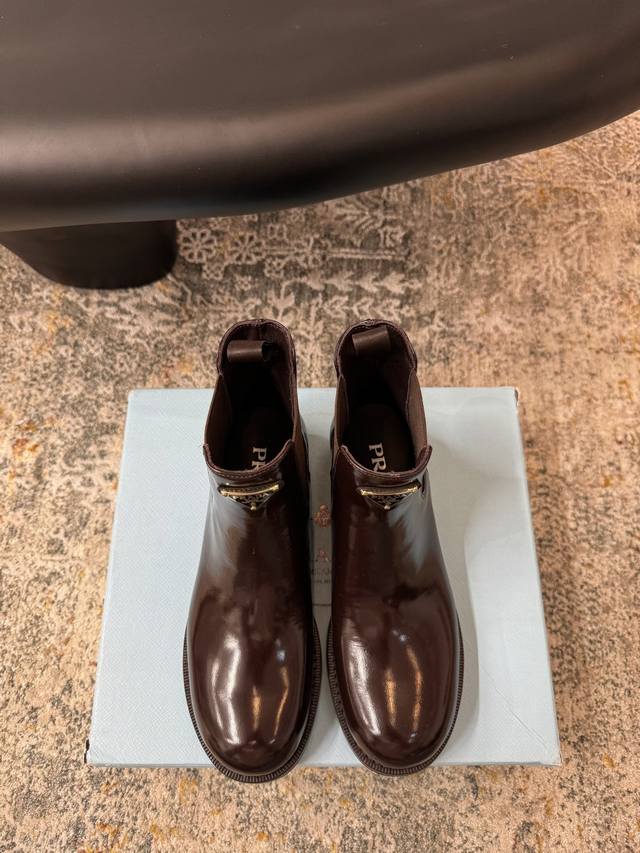 秋冬新品 面料：开边珠 内里：牛皮 鞋底：真皮＋橡胶底 组合大底 优雅风格 创造不一样的感觉 跟高 2.5 Cm 专柜包装 简约气质款式！ 市场顶级 Show