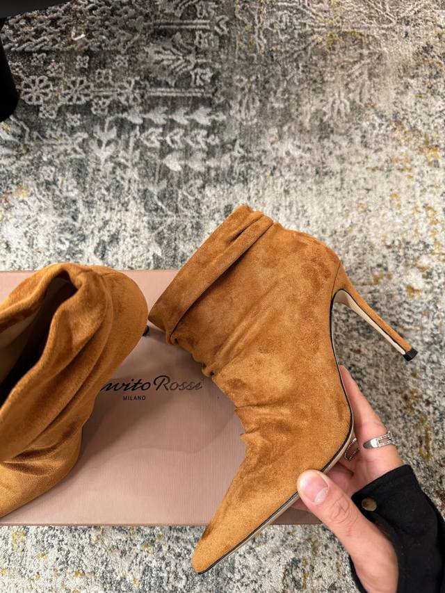 新品发售 ★面料：羊绒 内里踮脚： 羊皮 鞋底：真皮大底 优雅风格 创造不一样的感觉 跟高 11Cm 专柜包装 简约气质款式！ 市场顶级 Show Bdetai