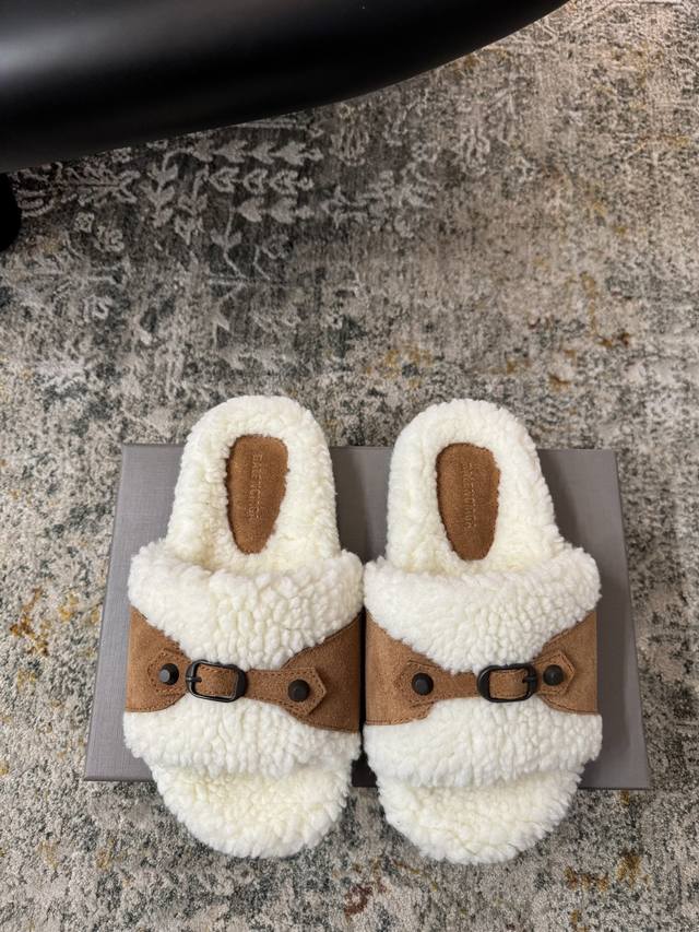 新品上架 ★面料： 牛津＋环保羊毛卷 内里：环保羊毛卷 鞋底：橡胶底 优雅风格 创造不一样的感觉 跟高：2.5 Cm 简约气质款式！ 市场顶级 Show Bde