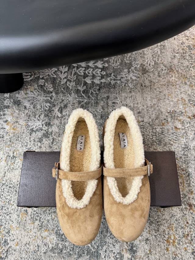 新品芭蕾舞平底鞋，超级火，上脚真的太爱啦，太美了巨舒服 ★面料：皮毛一体 内里：羊毛 鞋底：橡胶底 包装：原版小皮箱 优雅风格 创造不一样的感觉 跟高：1Cm