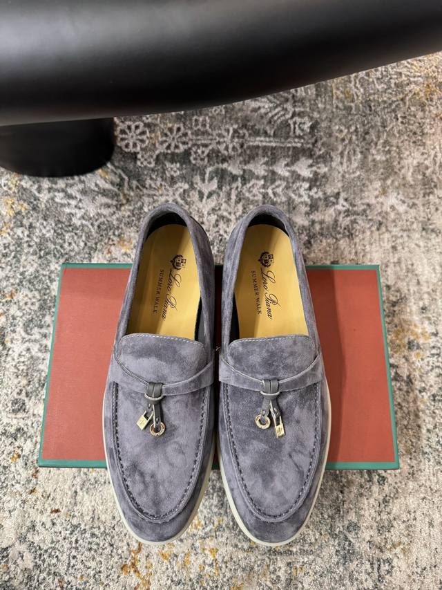 经典款 面料：羊反绒 内里：羊皮 鞋底：橡胶底 优雅风格 创造不一样的感觉 跟高 Cm 专柜包装 简约气质款式！ 市场顶级 Show Bdetails ⊿：Si