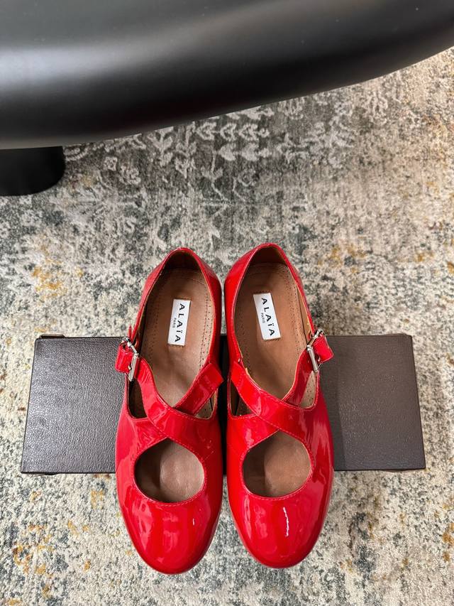 新品芭蕾舞平底鞋，超级火，上脚真的太爱啦，太美了巨舒服 ★面料： 牛漆皮 内里：牛皮 鞋底：橡胶底 包装：原版小皮箱 优雅风格 创造不一样的感觉 跟高：1Cm