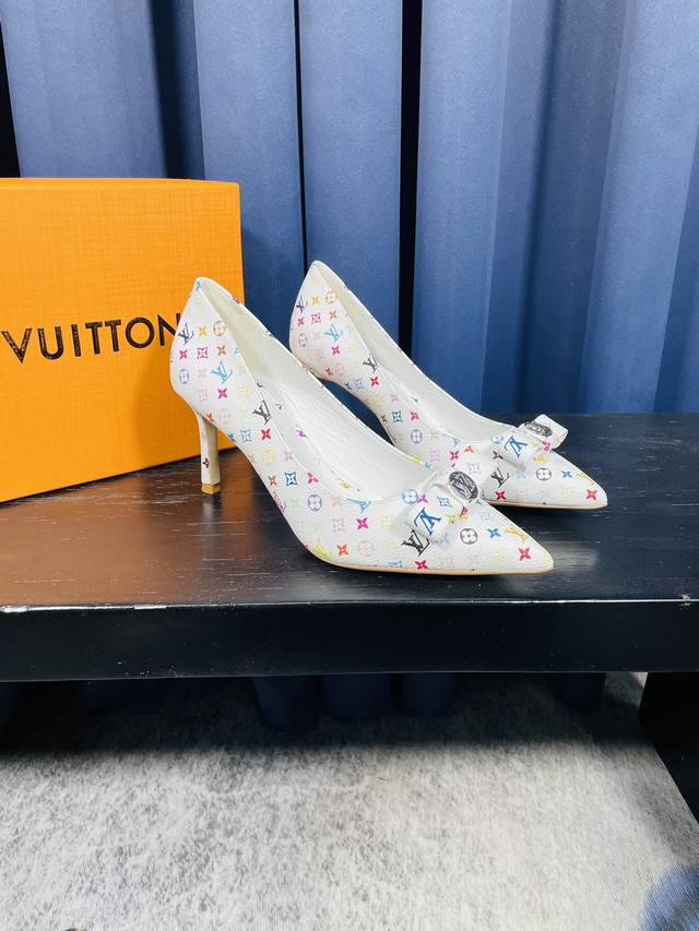 7.5Cm跟高 驴家秋冬新款。面料：专用进口牛漆皮面料 经典老花 唐三彩黑，白。整皮开料不断帮，原版开模跟型，垫脚内里：进口羊皮。大底：进口Logo真皮底 。大