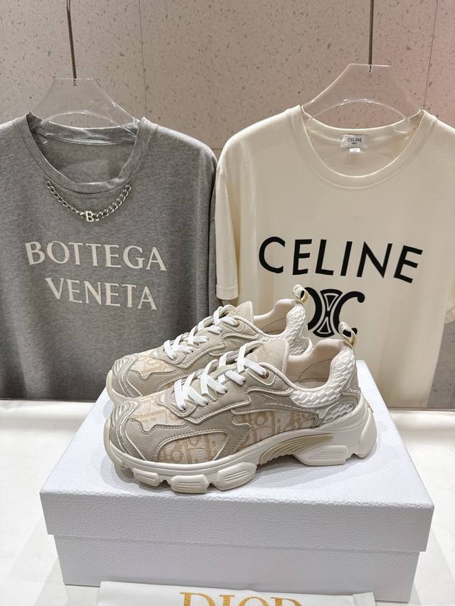 顶级品质全新系列 经典款经典休闲运动鞋 原板开模打造 各方面细节欢迎鉴定对比 鞋面原版网格牛反绒 内里舒适透气网布 原版Eva鞋底超轻超软！ 女码:35-41