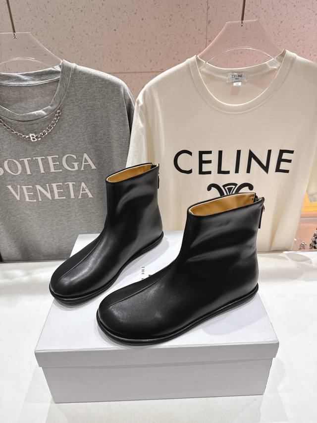 秋冬爆款平底简约短靴及裸靴 非常舒服的小矮靴，极简设计理念，版型显瘦好穿颜值与实用性并存. 鞋面：进口小牛皮 内里：水染牛皮 大底：原版橡胶大底 码数：35-4