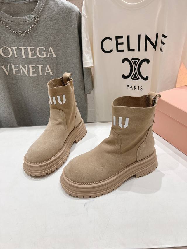 缪缪新品 秋冬走秀款 羊毛小短靴雪地靴毛毛鞋 经常出现在各大时装杂志封面 各路明星、小红书博主都有钟爱，设计更显优雅，上脚尤为惊艳到你的一款闭眼入都是不会后悔