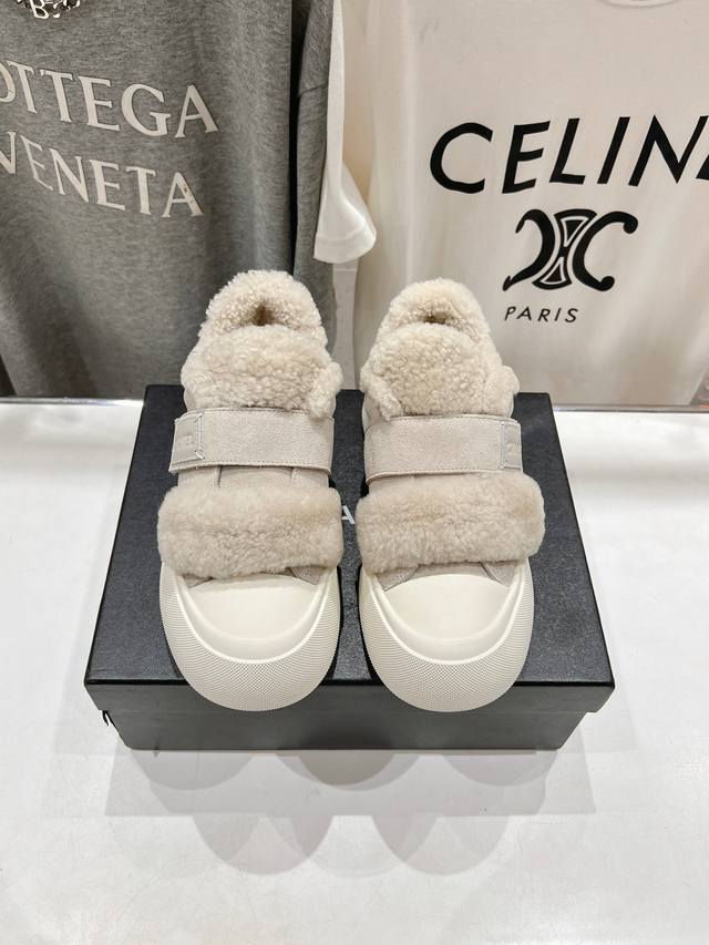 顶级爆款新品 秋冬羊毛款厚底魔术贴休闲运动鞋 第一眼看上就被种草了♀ 超级温柔大方 名媛气质十足 随意搭配不会错，高级有质感 鞋面采用牛反绒皮材质 内里 垫脚真