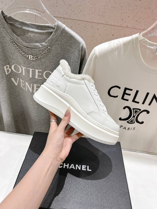 顶级爆款新品 秋冬羊毛款熊猫厚底休闲运动鞋 第一眼看上就被种草了♀ 超级温柔大方 名媛气质十足 随意搭配不会错，高级有质感 鞋面采用牛皮材质 内里 垫脚羊羔毛