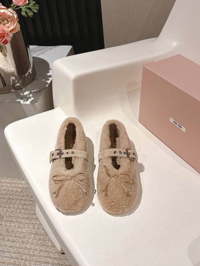 出厂价p Miu Miu 缪缪秋冬新款Deck Shoes羊羔毛船鞋平底鞋 一脚蹬 单鞋鞋 俏皮的系带蝴蝶结 内里磨毛的 设计让穿着体验度更加高涨 非常舒适又洋