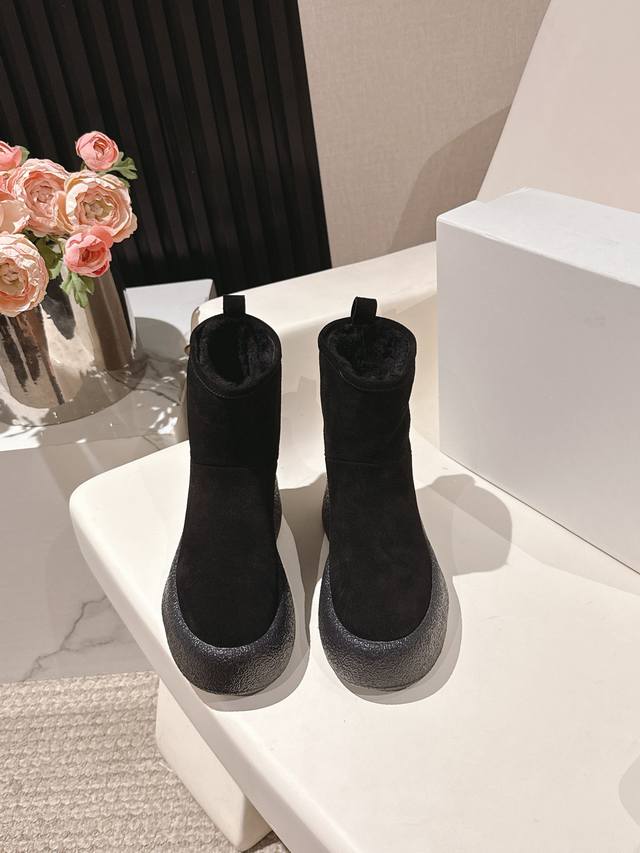 高品质出厂 ！小众潮牌The Row2025Ss秋冬松糕厚底一脚蹬羊羔毛雪地靴毛毛短靴原版购入一比一套楦开发！超多明星博主示范极简经典不过时！简约时髦，穿脱超级