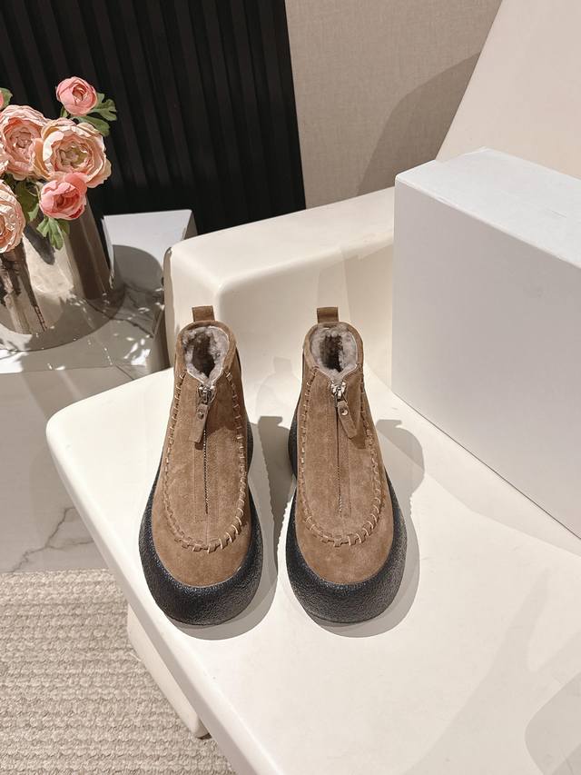 顶级品质 The Row 经典厚底前拉链短靴 Therow拉链短靴显腿长+小众不撞款不要犹豫了，选它没错增高显瘦有气场裙子裤子无所不搭 最高端的品牌，无论是衣服