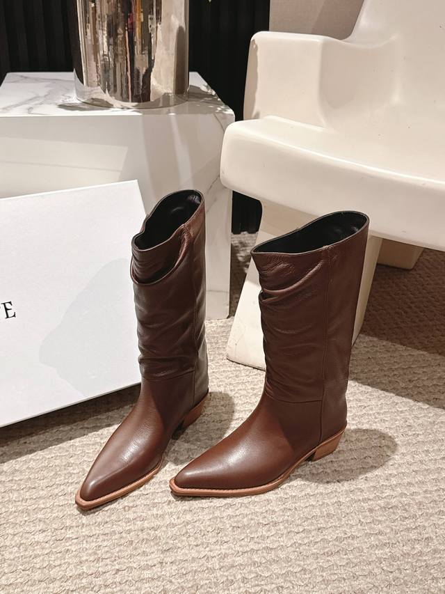 小众潮牌Khaite秋冬最新款复古尖头时装长靴 超多明星时尚博主种草 把“酷飒”焊在腿上 利落方跟+尖头 拿捏利落气场 都市职场女性风格自带松弛感 穿上直接解锁