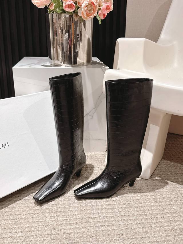 高品质出厂 ！小众潮牌Hidemi 2025 Ss秋冬新品石头纹简易一脚蹬直筒小方头高跟骑士靴长靴！ 原版购自品独立开发！小方头设计，无论是搭配休闲装还是正式场