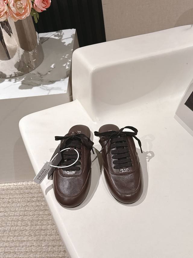 出厂价p prada普拉达 鞋芭蕾舞鞋 2025春夏最新走秀款阿甘鞋款 。鞋面 进口羊皮 内里 进口羊皮，Tpu大底码数： 女码. 35～39# 40.41