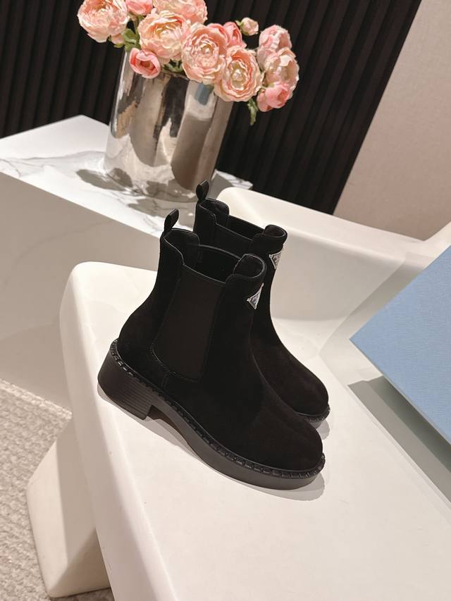 prada普拉达顶级版本，原板一比一开发，上脚非常完美显腿瘦气质杠杠的 面料：进口开边珠 小牛皮 内里：超软牛里 大底:橡胶Ip超轻发泡成行大底 码数35--4