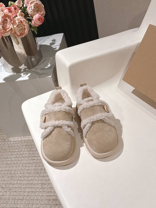 出厂价p Ugg 25款升级版的大土豆小卷毛来了，时尚又百搭，冬天必备，，面料高丝光牛反绒，内里进口羊羔毛，橡胶防滑大底，码数35一40