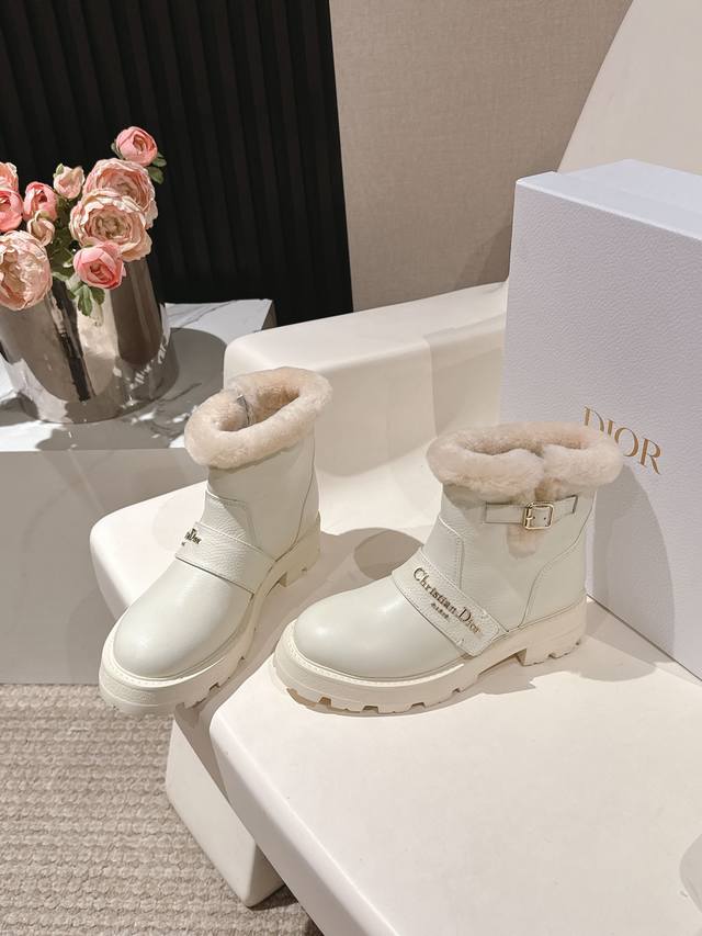 出厂价p Dior迪奥2025秋冬最新款一脚蹬短靴 超多明星网红种草、简约的设计 极具辨识度的Logo点缀 品牌价值感拉满 鞋面采用原版牛皮，原版定制靴筒，材质