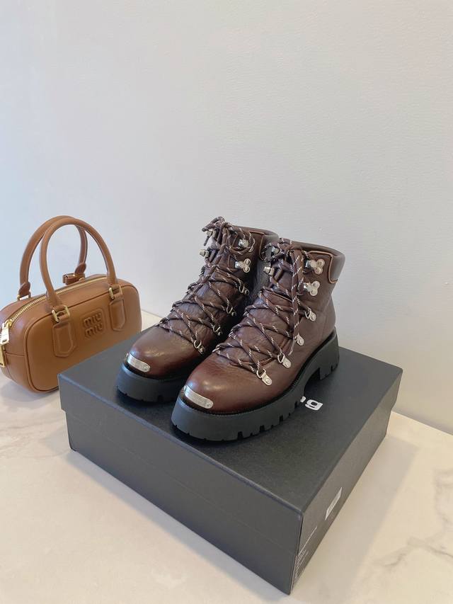 Alexanderwang 亚力山大王最新火爆款非常火爆，众多网红同时推荐 发泡厚底 不重 不重正常鞋子的重量 非常好搭配 原版标准包装配套 Size 35-4