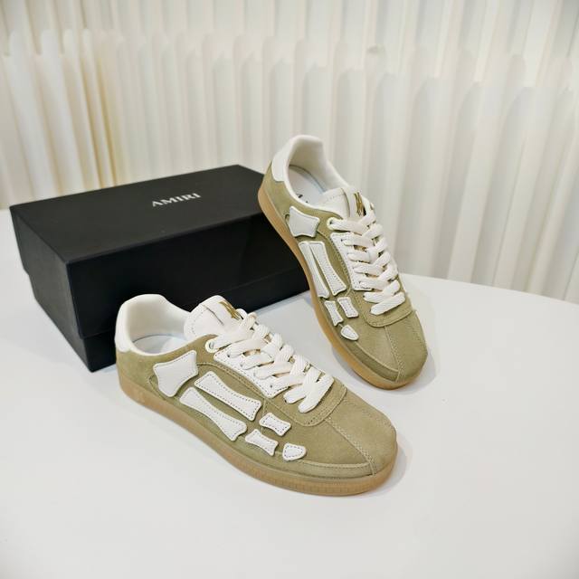 Amiri 2025春夏Sunset Skate情侣款星星鞋骨头德训鞋 该款微面包形体，多层真皮制作的骨头编织图案立体感更强微厚鞋底，反绒皮质拼接，细节丰富，一