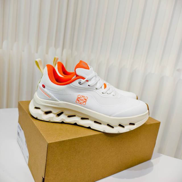 X On Oudtilt 昂跑联名 圆头系带生活休闲鞋 此运动品牌 开创于2010年 缓震着陆、强效回弹、轻柔质感的设计构思始终是On研制关键 与此同时基于“为