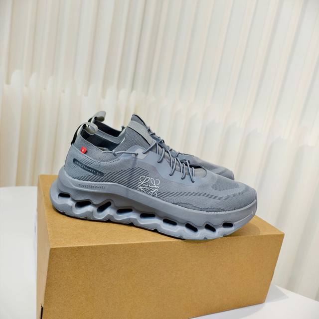 X On昂跑Oudtilt 联名轻量运动休闲鞋 脚感很舒服，鞋底柔软且包裹性好，上脚显腿长，不用系鞋带很方便～ 不管休闲还是运动都很百搭 Size：36–45码