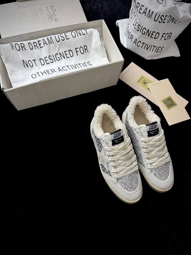 Ggdb 毛里德训鞋 当复古做旧撞上潮酷设计 这波Ggdb小脏鞋直接把时髦感焊在脚面上 毛里款自带冬日温柔Buff 亮片 星星元素又酷又甜 每一双都是出街吸睛王