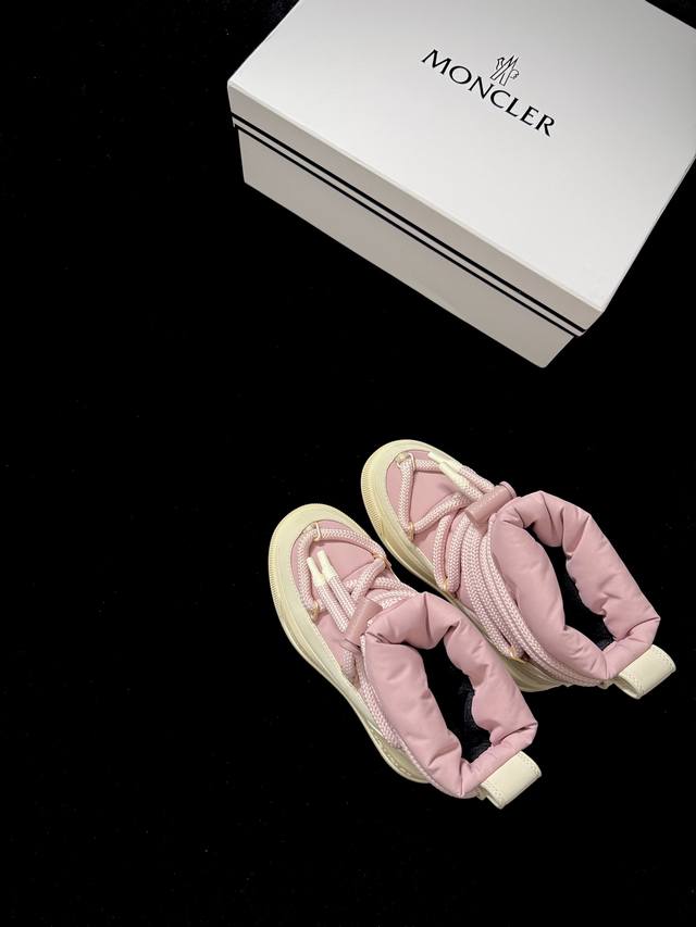 Moncle* 新品 当高街机能风邂逅奢华质感 这双高帮鞋直接把冬日时髦玩明白了 配色高级感拉满 立体绑带设计又A又飒 上脚就是行走的潮流画报 不管是搭配大衣还