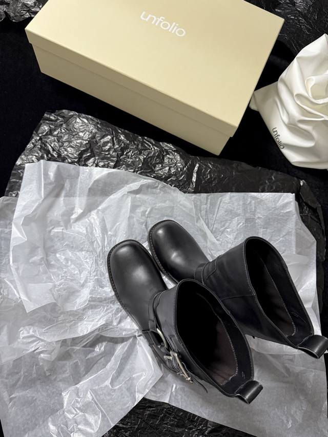Unfolio 秋冬新品 复古潮靴 一脚蹬进时尚圈 麂皮质感自带高级滤镜 金属扣饰狂甩个性态度 中筒版型适配所有风格 上脚瞬间解锁酷飒氛围感 无论是搭裙装还是裤