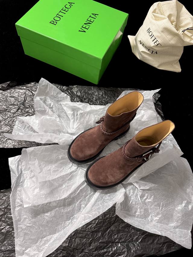 Bottega Venet* 新品 代购级别 短靴绝绝子 太懂时髦了 编织带+金属三角扣 酷感与精致感一把抓 简约靴型衬得腿型超好看 上脚瞬间气场全开 不管搭裙