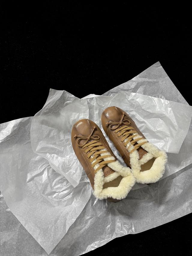 棕色油腊皮 其它色360 Abra 新品 复古毛德训鞋｜“暖冬潮感”踩在脚下 各色皮质混搭毛毛领口 复古鞋型绑上蝴蝶结鞋带 这双鞋把温暖与时髦平衡得刚刚好 不管